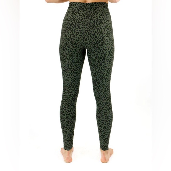 New In Package GRACE & LACE DAILY POCKET LEGGINGS - OLIVE CHEETAH Size XL - Picture 3 of 5